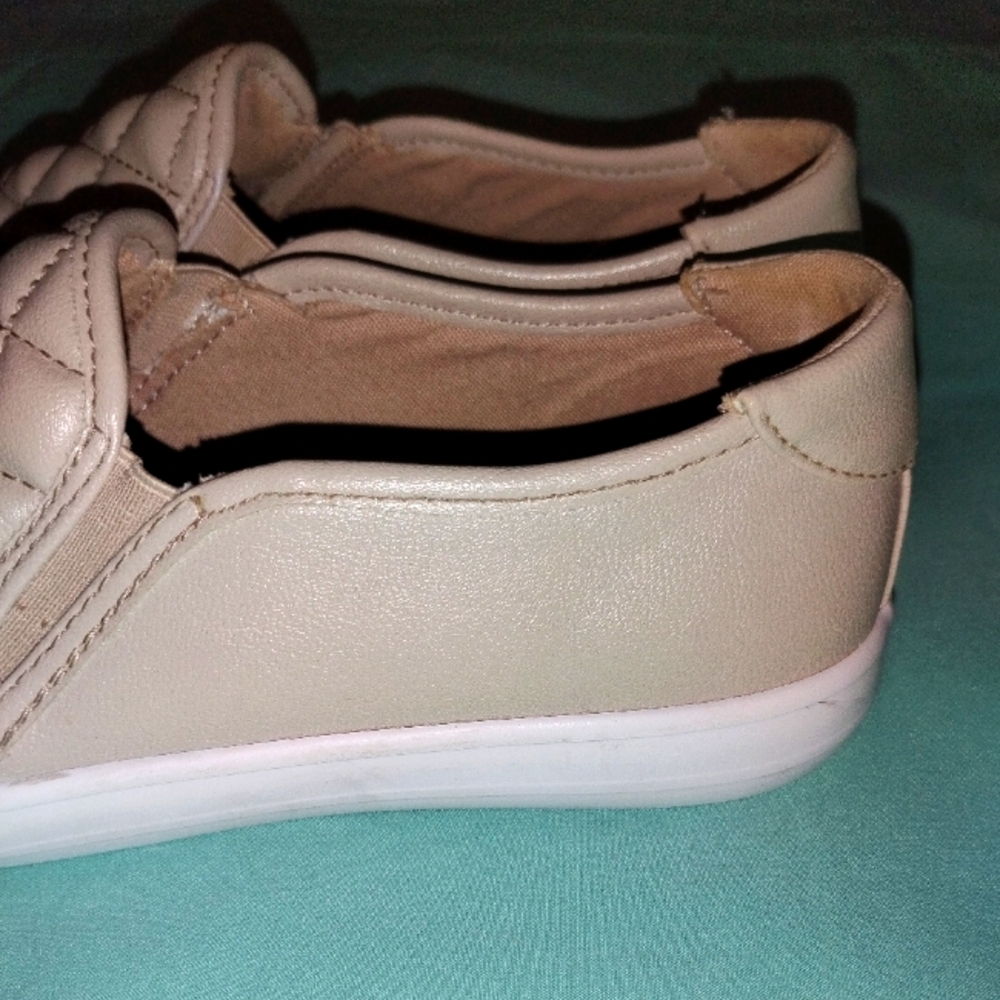 EUC Light Tan Beige Womens Guess Slide On Shoes Size 7 Casual Quilted Mat… - Picture 3 of 6